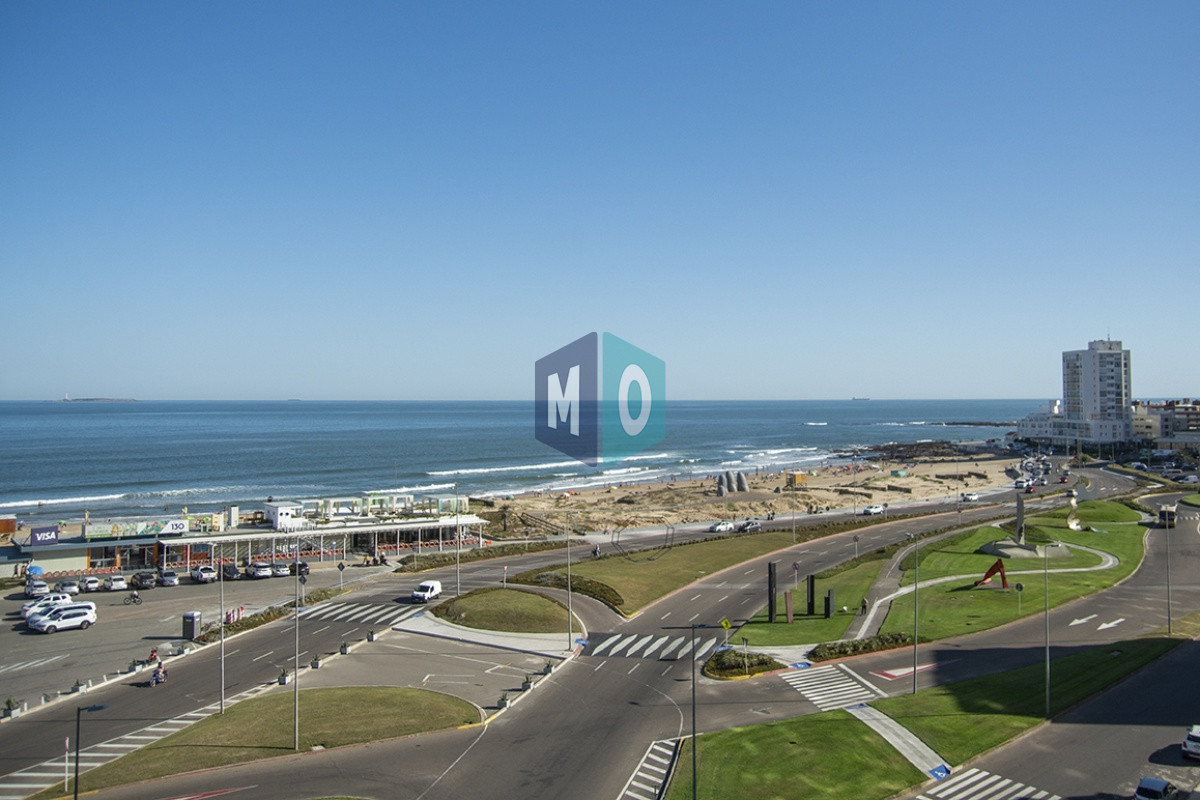 Apartamento ID.619 - Vende apartamento de 3 dormitorios en Torre Imperiale I, Frente al mar, Punta del Este 