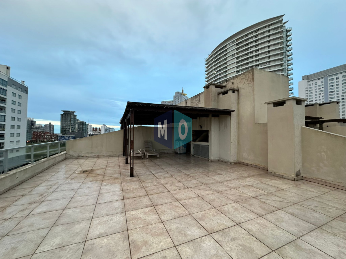 Apartamento ID.884 - Oportunidad. Vende apartamento de 2 dormitorios con azotea y parrillero, Punta del Este 