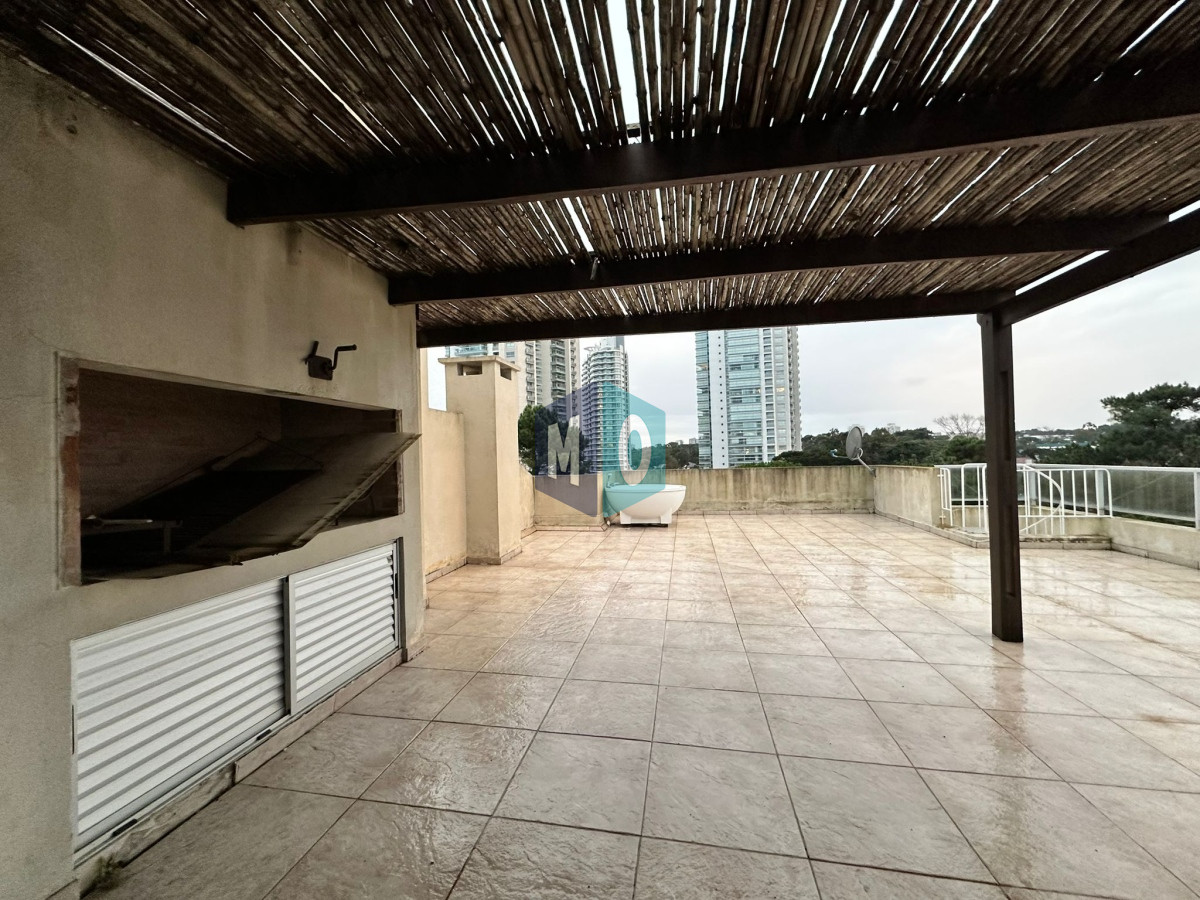 Apartamento ID.884 - Oportunidad. Vende apartamento de 2 dormitorios con azotea y parrillero, Punta del Este 