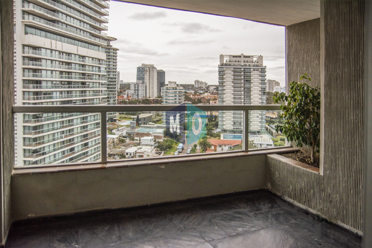 Apartamento ID.948 - Apartamento en Venta de 3 dormitorios en parada 2 de playa brava, cerca de servicios en Punta del Este 