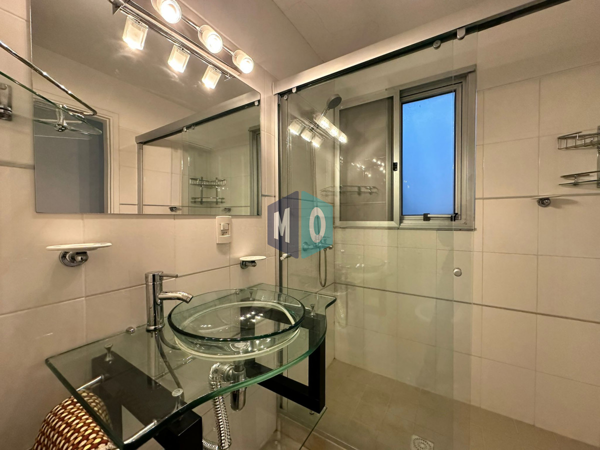 Apartamento ID.884 - Oportunidad. Vende apartamento de 2 dormitorios con azotea y parrillero, Punta del Este 