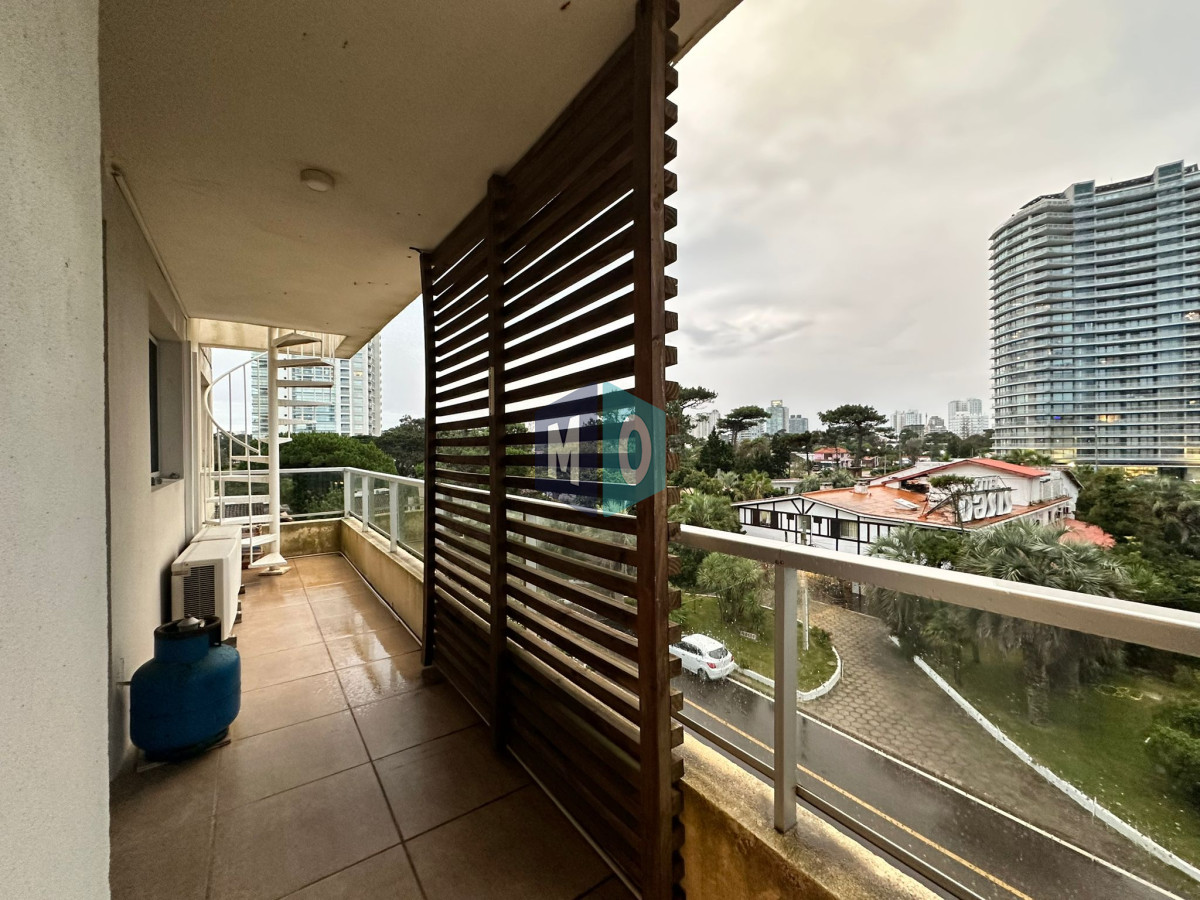 Apartamento ID.884 - Oportunidad. Vende apartamento de 2 dormitorios con azotea y parrillero, Punta del Este 