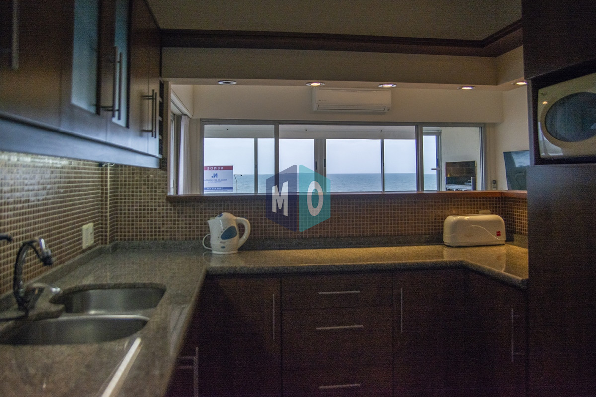 Apartamento ID.372 - Departamento de 3 dormitorio con parrillero en venta , ultimo piso frente al mar, Punta del Este