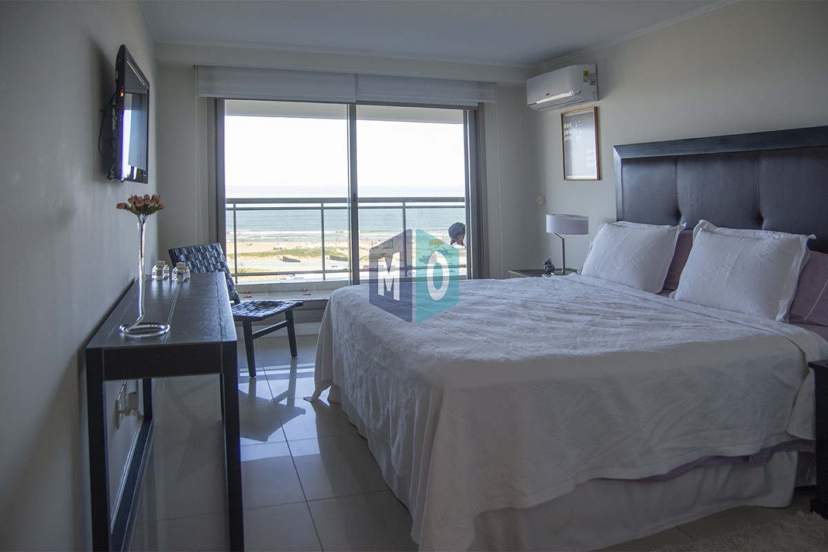 Apartamento ID.619 - Vende apartamento de 3 dormitorios en Torre Imperiale I, Frente al mar, Punta del Este 