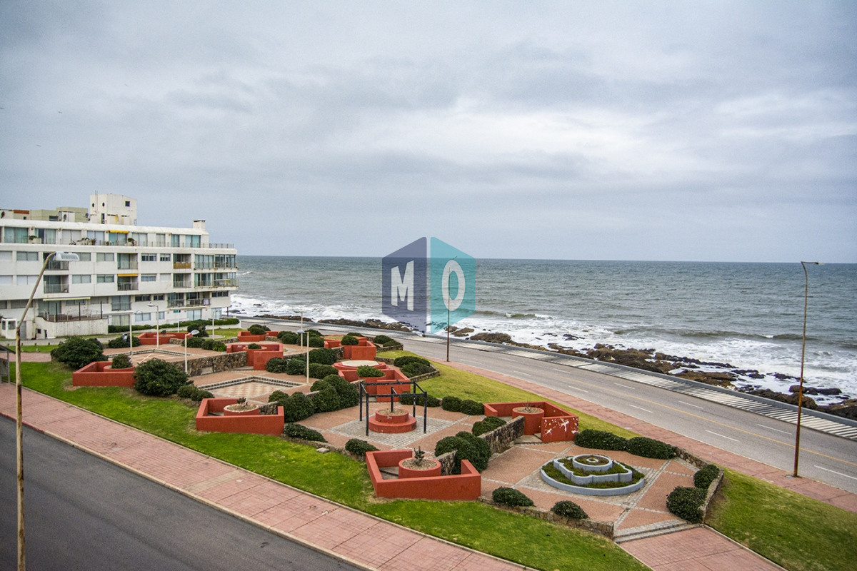 Apartamento ID.372 - Departamento de 3 dormitorio con parrillero en venta , ultimo piso frente al mar, Punta del Este