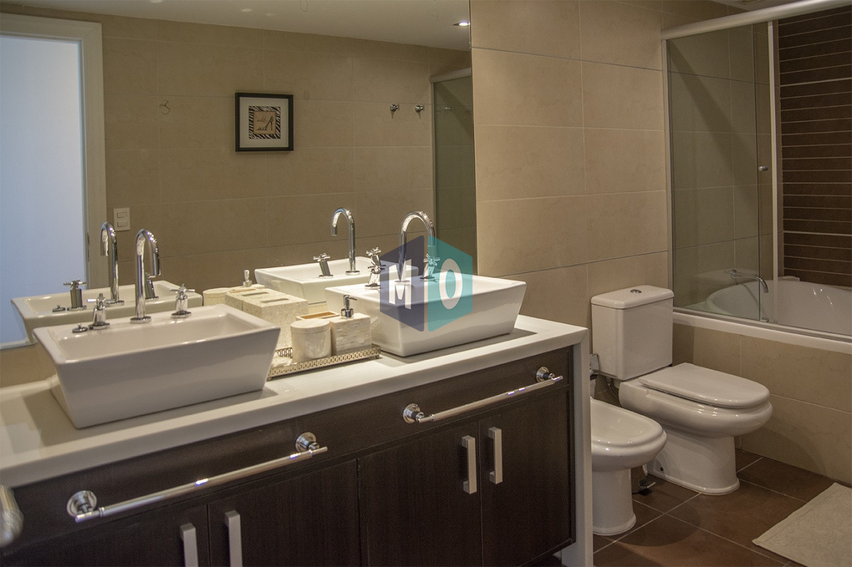 Apartamento ID.619 - Vende apartamento de 3 dormitorios en Torre Imperiale I, Frente al mar, Punta del Este 