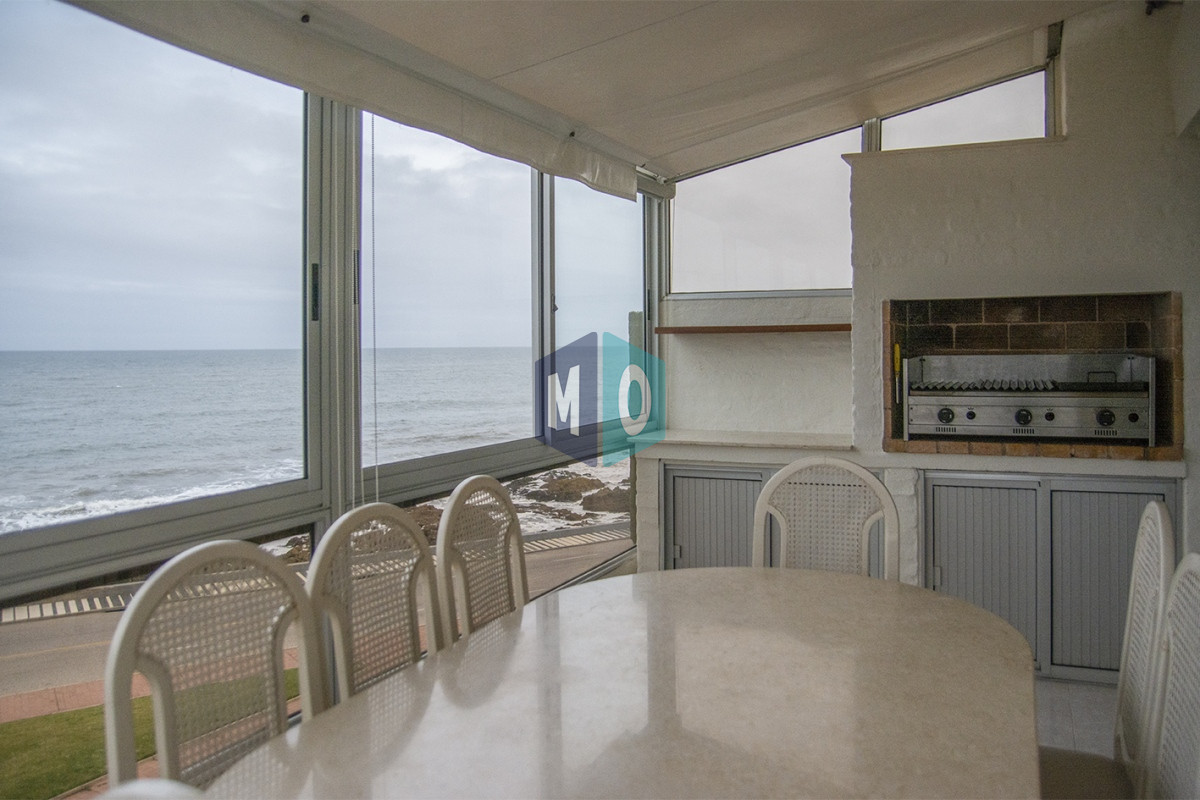 Apartamento ID.372 - Departamento de 3 dormitorio con parrillero en venta , ultimo piso frente al mar, Punta del Este