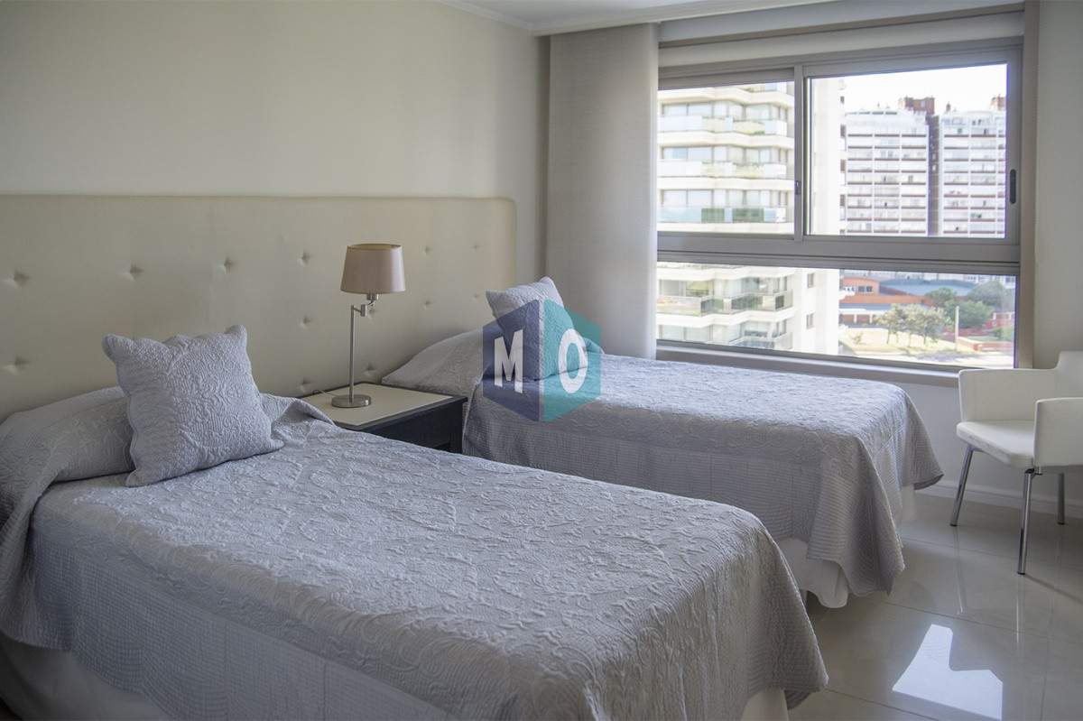 Apartamento ID.619 - Vende apartamento de 3 dormitorios en Torre Imperiale I, Frente al mar, Punta del Este 