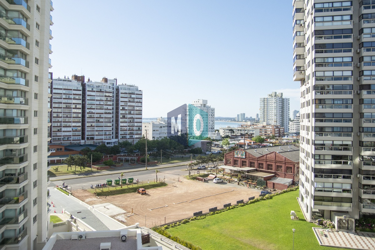 Apartamento ID.619 - Vende apartamento de 3 dormitorios en Torre Imperiale I, Frente al mar, Punta del Este 
