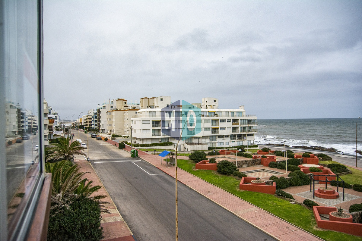 Apartamento ID.372 - Departamento de 3 dormitorio con parrillero en venta , ultimo piso frente al mar, Punta del Este