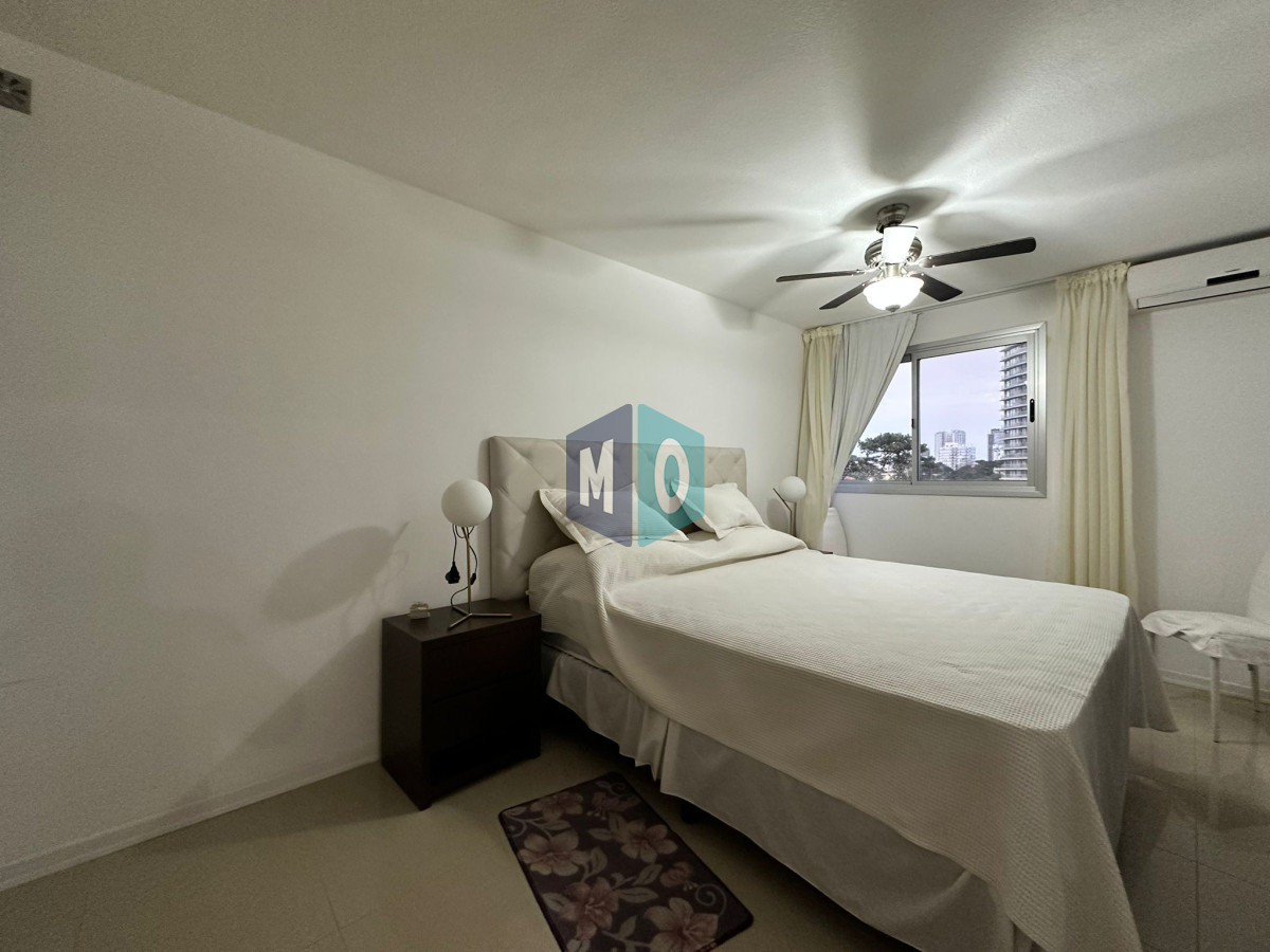 Apartamento ID.884 - Oportunidad. Vende apartamento de 2 dormitorios con azotea y parrillero, Punta del Este 
