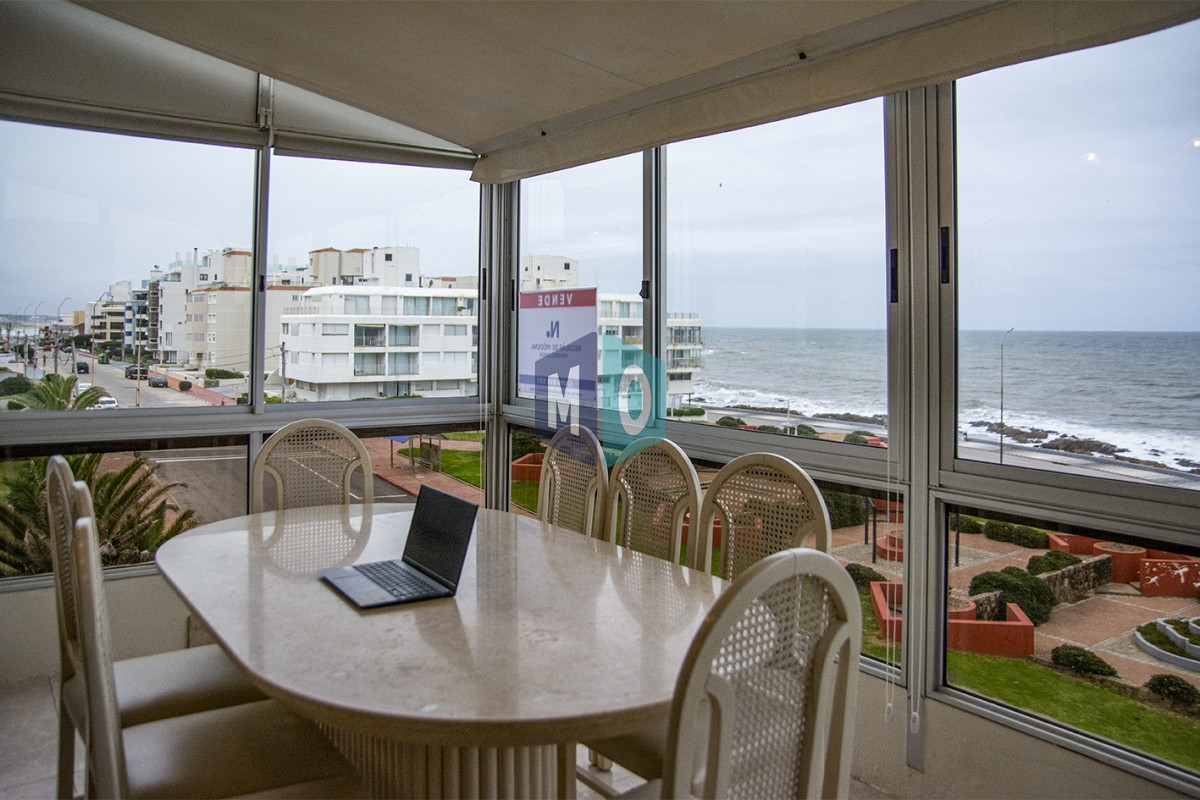 Apartamento ID.372 - Departamento de 3 dormitorio con parrillero en venta , ultimo piso frente al mar, Punta del Este