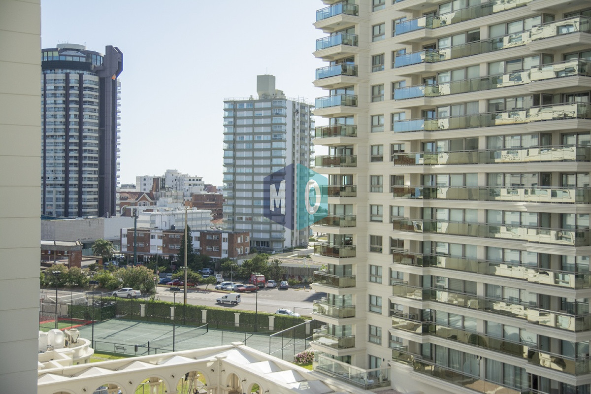 Apartamento ID.619 - Vende apartamento de 3 dormitorios en Torre Imperiale I, Frente al mar, Punta del Este 