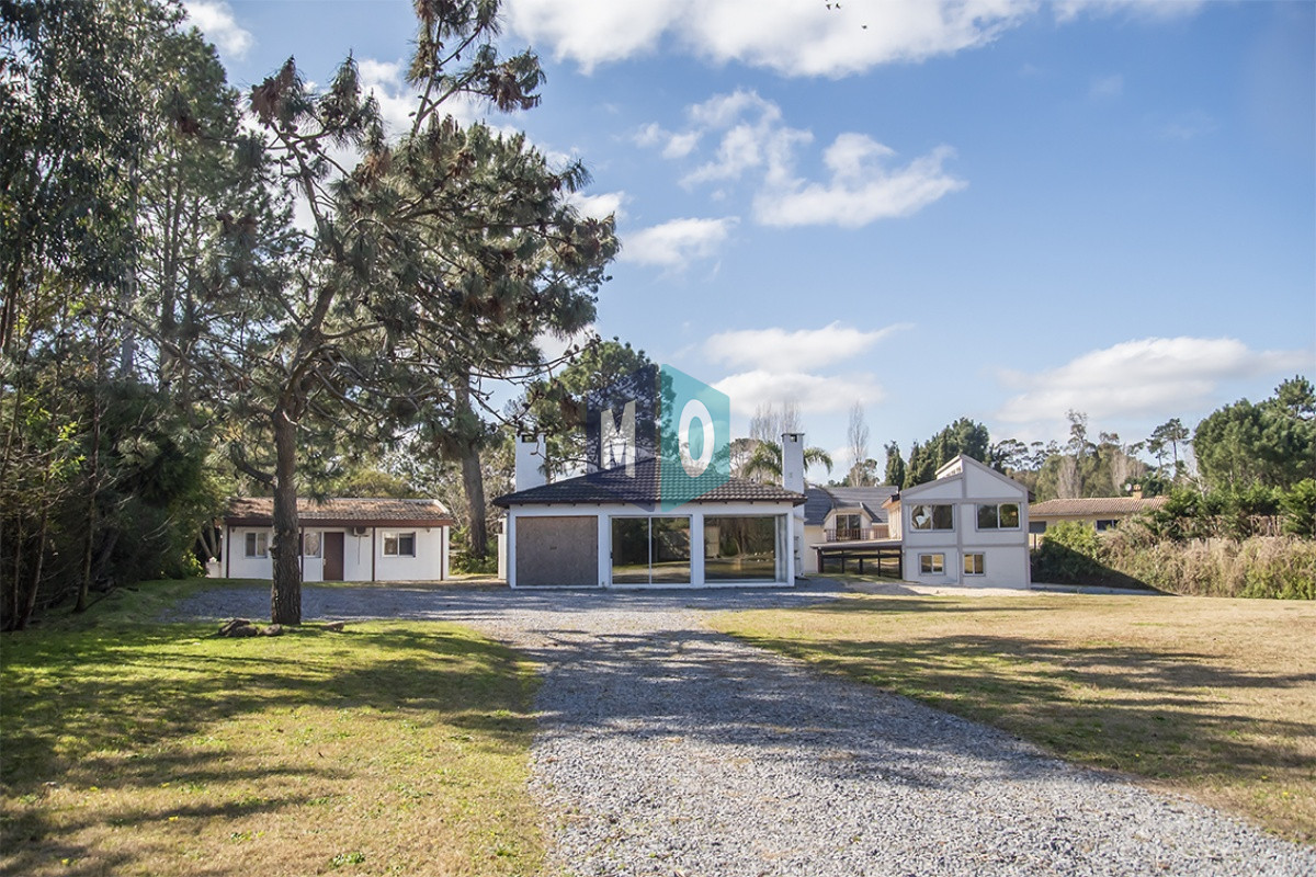 Casa ID.933 - Espaciosa Casa en Barrio Privado de 6 dorm y piscina en Punta del Este