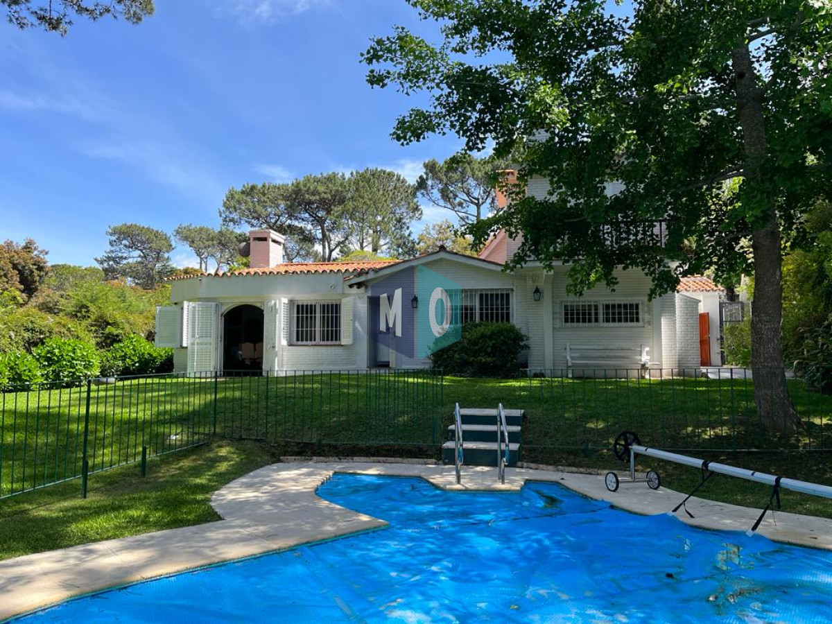 Casa ID.824 - Gran casa estilo tradicional de 4 dormitorios en venta en Playa Mansa