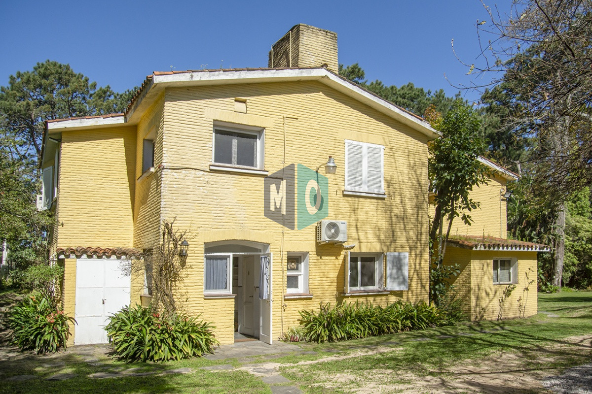 Casa ID.822 - VENDE CASA DE 3 DORMITORIOS EN PLAYA MANSA, CON AMPLIO TERRENO EN PUNTA DEL ESTE