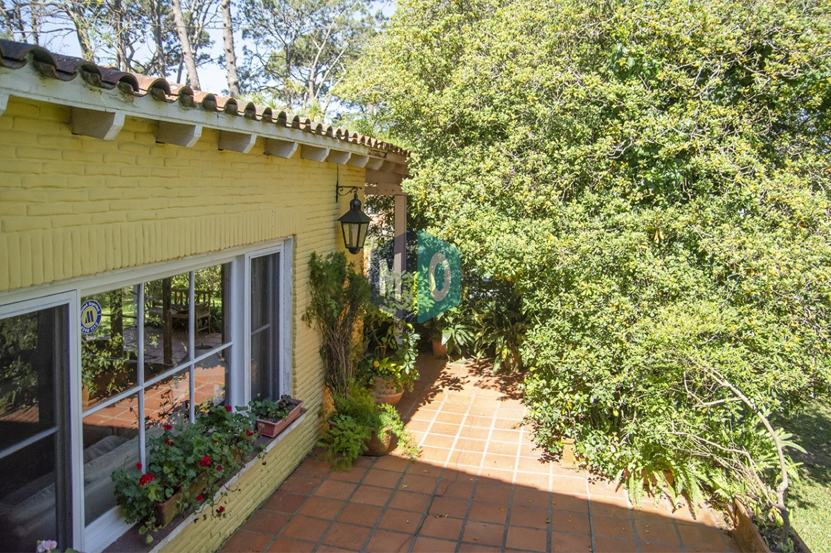 Casa ID.822 - VENDE CASA DE 3 DORMITORIOS EN PLAYA MANSA, CON AMPLIO TERRENO EN PUNTA DEL ESTE