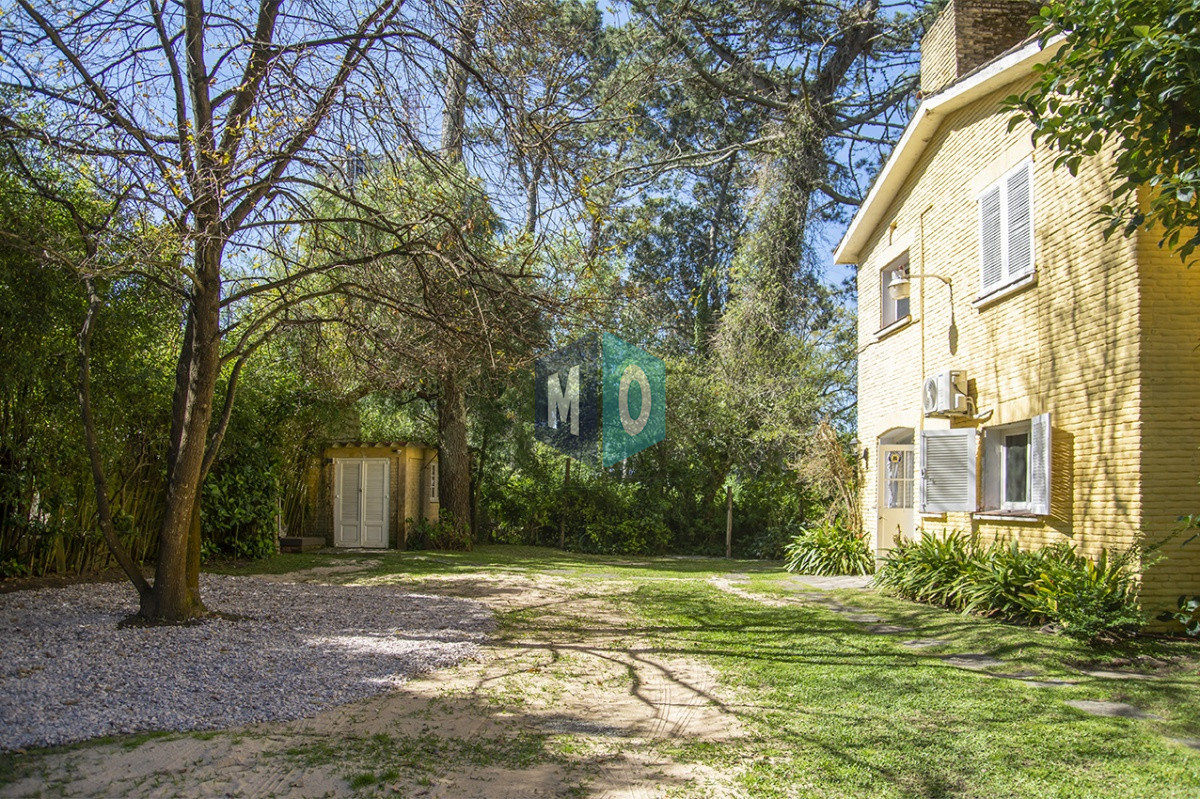 Casa ID.822 - VENDE CASA DE 3 DORMITORIOS EN PLAYA MANSA, CON AMPLIO TERRENO EN PUNTA DEL ESTE