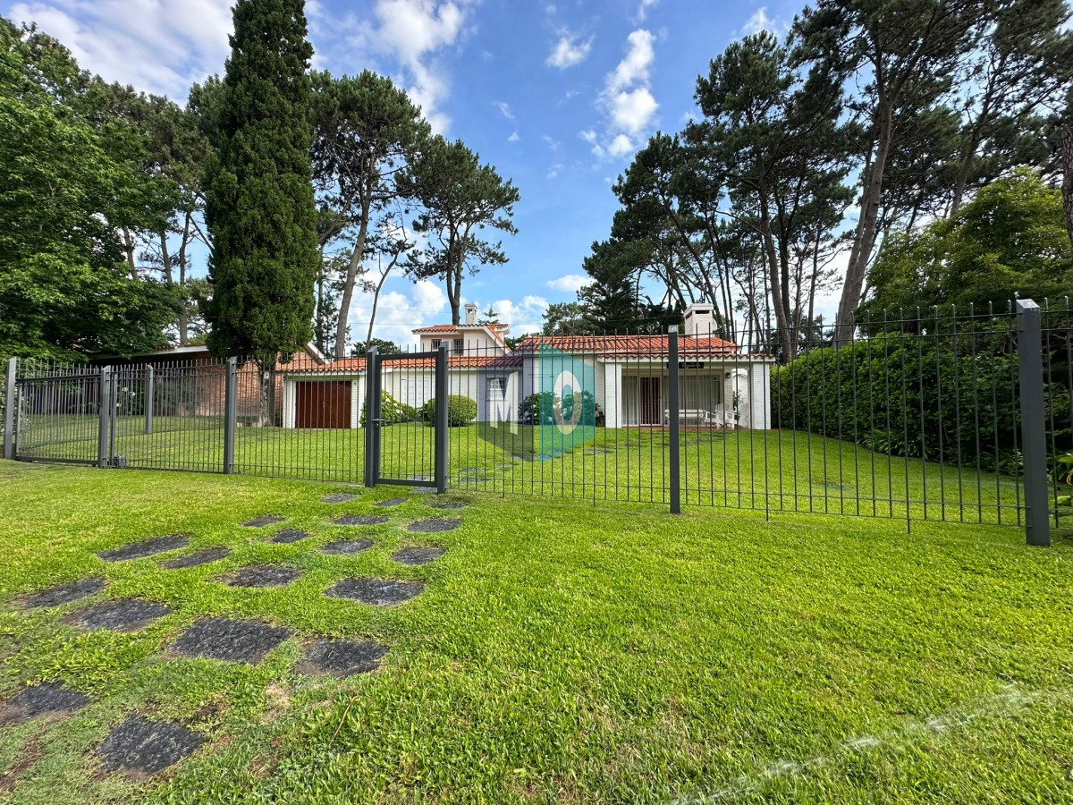 Casa ID.824 - Gran casa estilo tradicional de 4 dormitorios en venta en Playa Mansa