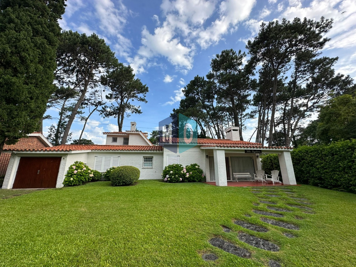Casa ID.824 - Gran casa estilo tradicional de 4 dormitorios en venta en Playa Mansa