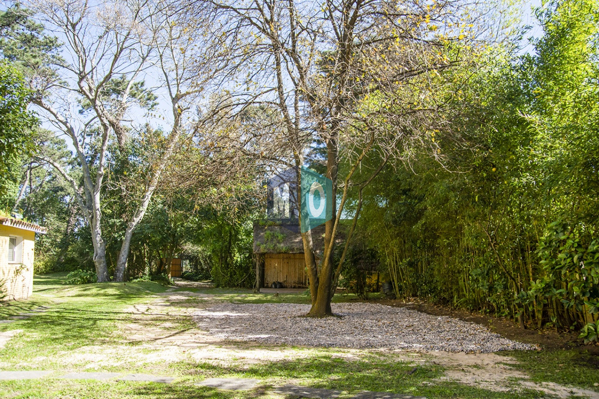 Casa ID.822 - VENDE CASA DE 3 DORMITORIOS EN PLAYA MANSA, CON AMPLIO TERRENO EN PUNTA DEL ESTE