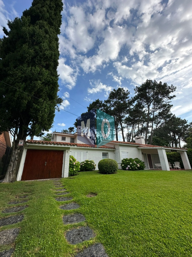 Casa ID.824 - Gran casa estilo tradicional de 4 dormitorios en venta en Playa Mansa