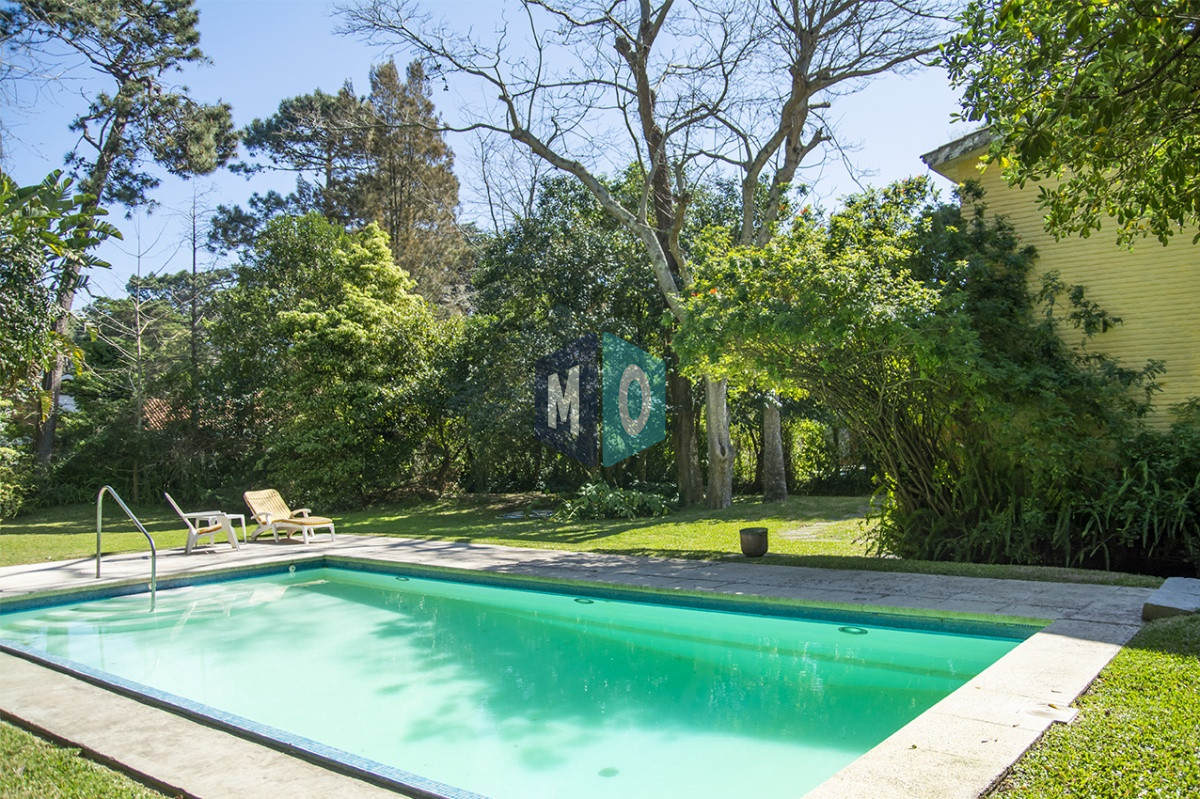 Casa ID.822 - VENDE CASA DE 3 DORMITORIOS EN PLAYA MANSA, CON AMPLIO TERRENO EN PUNTA DEL ESTE