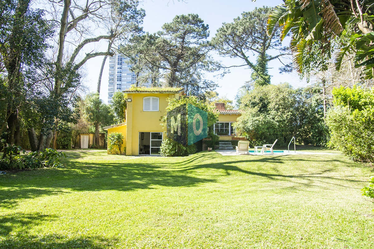 Casa ID.822 - VENDE CASA DE 3 DORMITORIOS EN PLAYA MANSA, CON AMPLIO TERRENO EN PUNTA DEL ESTE