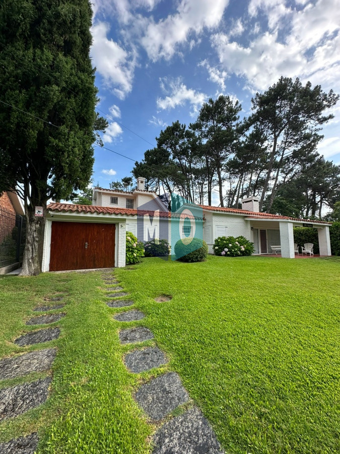 Casa ID.824 - Gran casa estilo tradicional de 4 dormitorios en venta en Playa Mansa