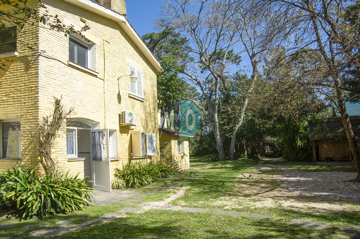 Casa ID.822 - VENDE CASA DE 3 DORMITORIOS EN PLAYA MANSA, CON AMPLIO TERRENO EN PUNTA DEL ESTE