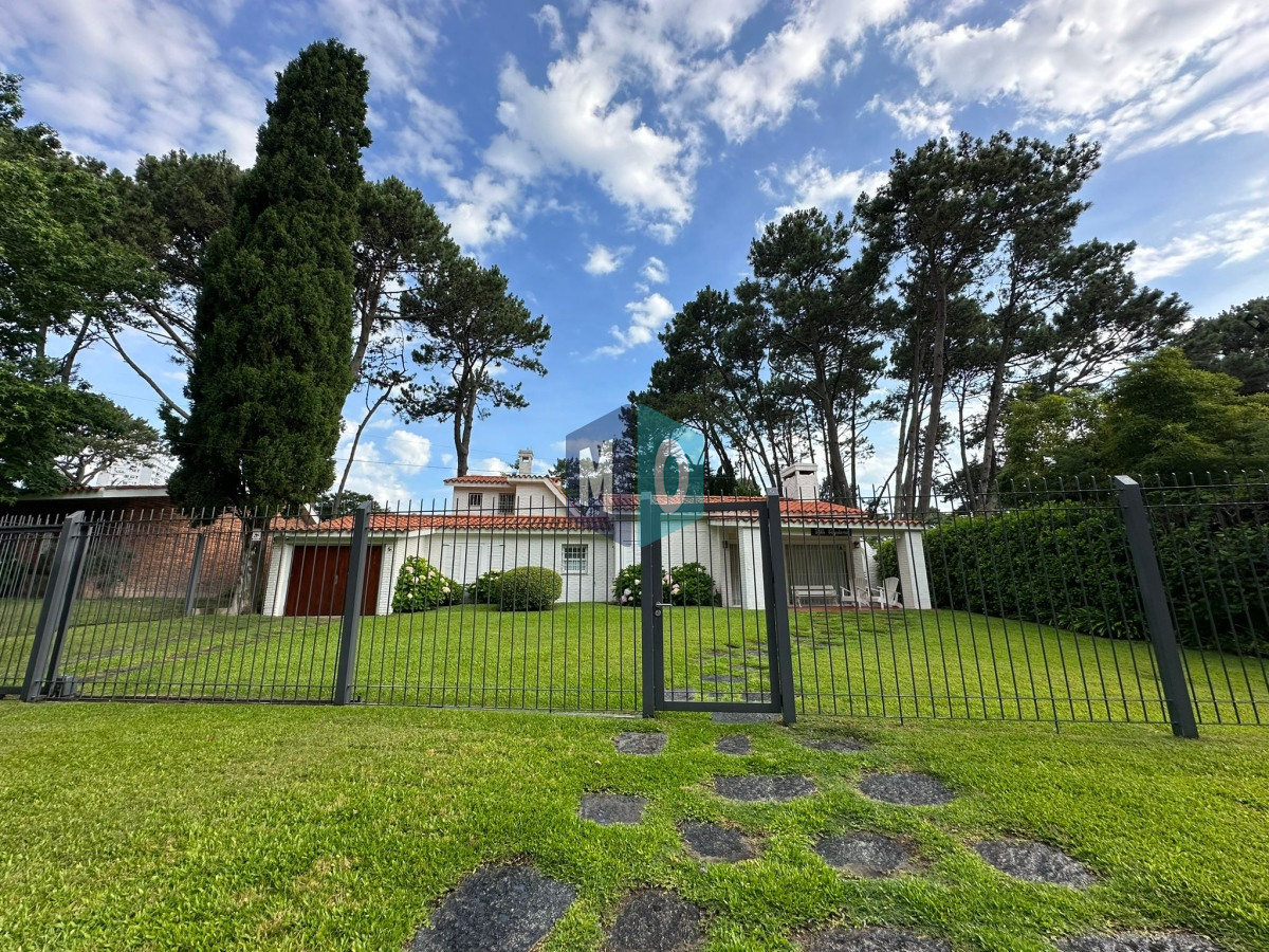 Casa ID.824 - Gran casa estilo tradicional de 4 dormitorios en venta en Playa Mansa