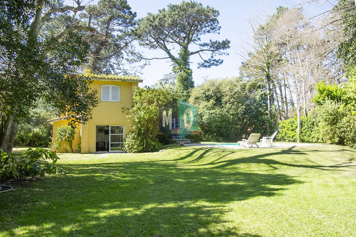 Casa ID.822 - VENDE CASA DE 3 DORMITORIOS EN PLAYA MANSA, CON AMPLIO TERRENO EN PUNTA DEL ESTE