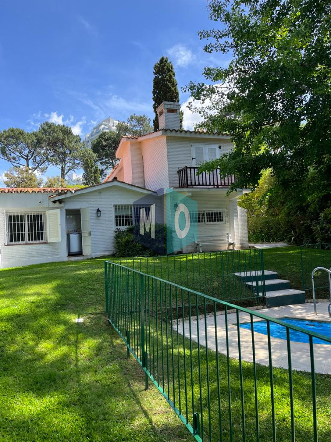 Casa ID.824 - Gran casa estilo tradicional de 4 dormitorios en venta en Playa Mansa