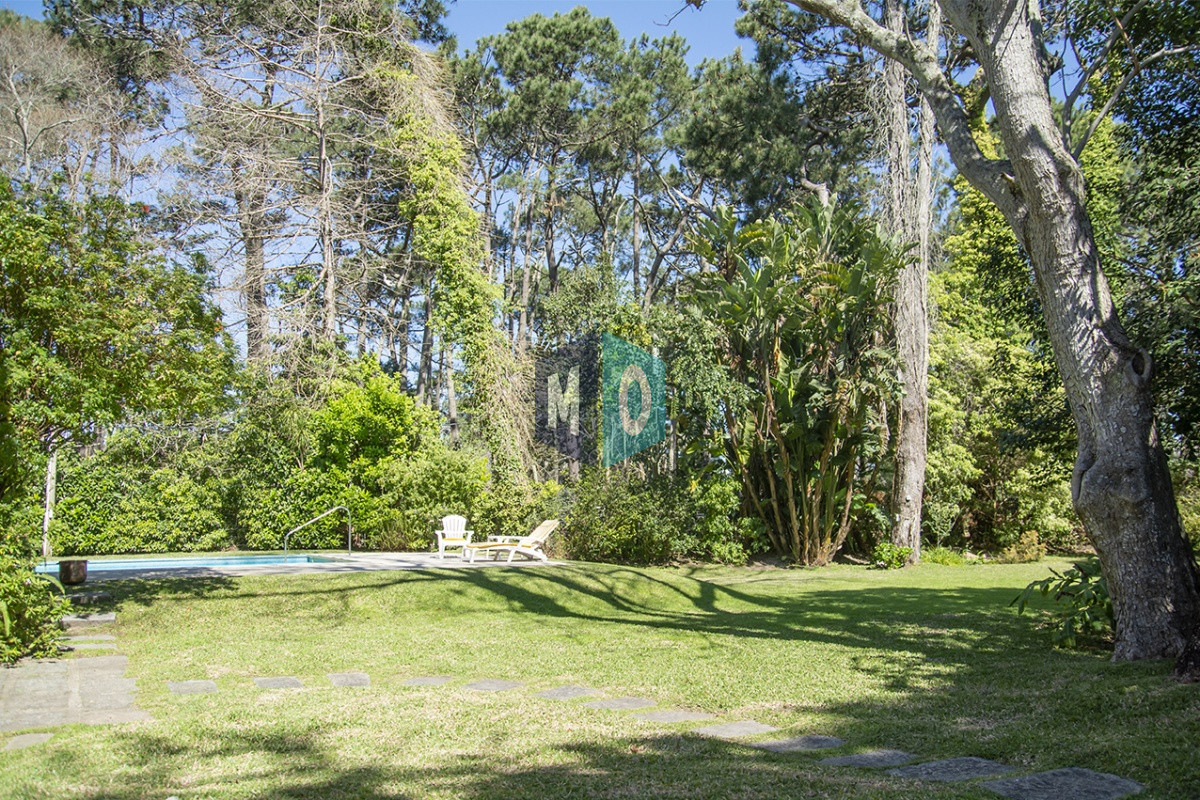 Casa ID.822 - VENDE CASA DE 3 DORMITORIOS EN PLAYA MANSA, CON AMPLIO TERRENO EN PUNTA DEL ESTE