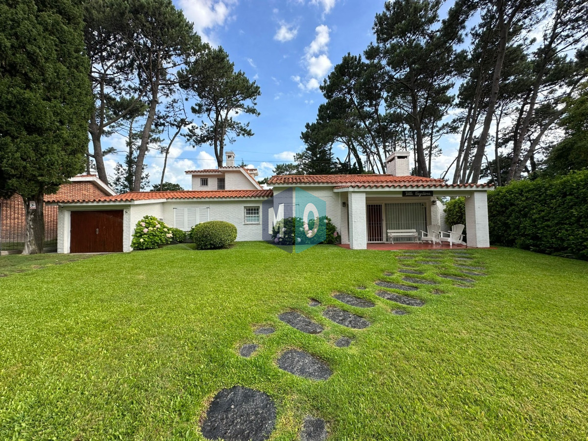 Casa ID.824 - Gran casa estilo tradicional de 4 dormitorios en venta en Playa Mansa