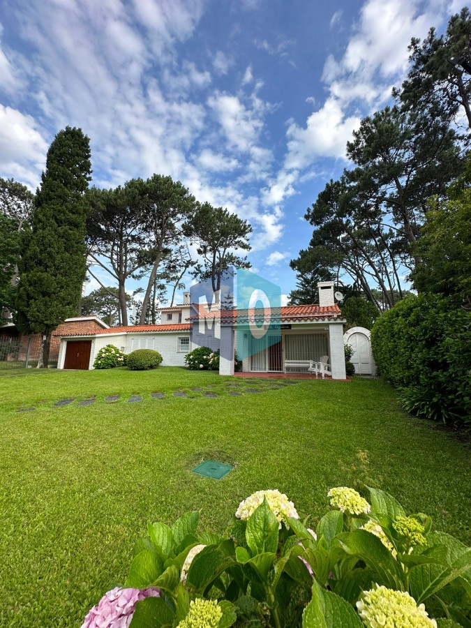 Casa ID.824 - Gran casa estilo tradicional de 4 dormitorios en venta en Playa Mansa