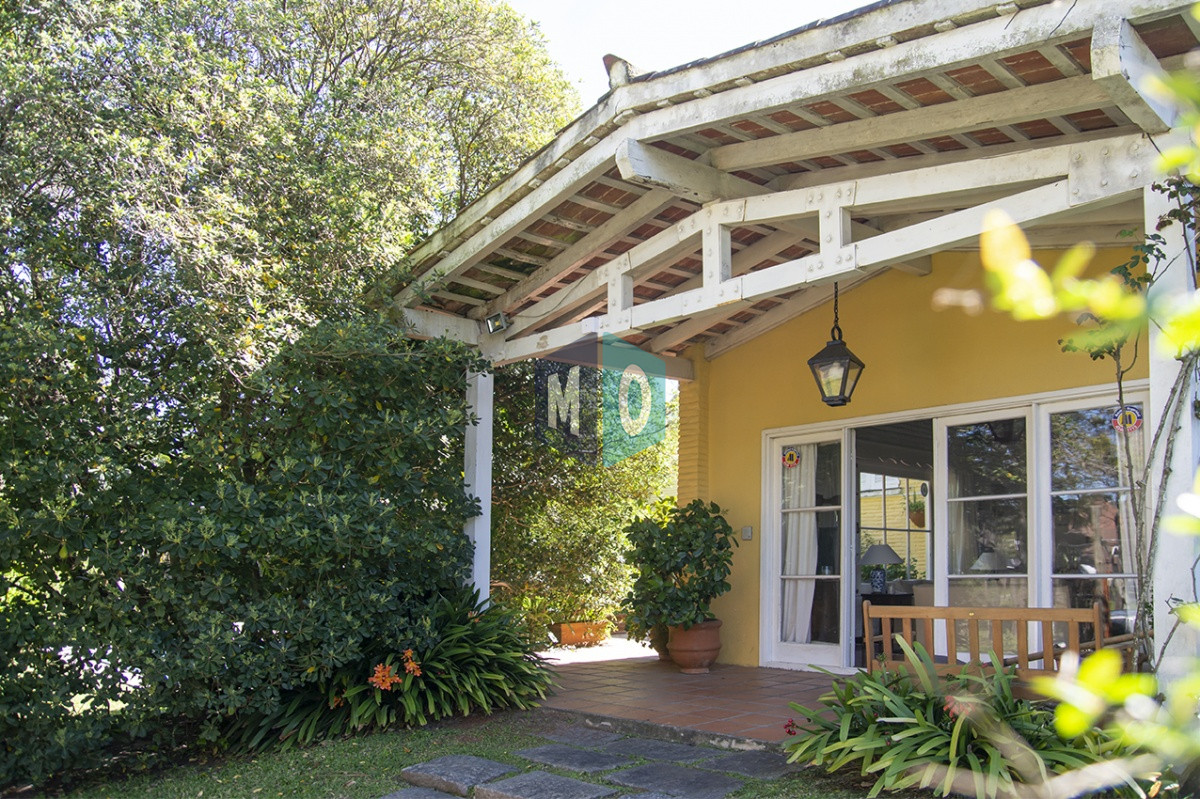 Casa ID.822 - VENDE CASA DE 3 DORMITORIOS EN PLAYA MANSA, CON AMPLIO TERRENO EN PUNTA DEL ESTE