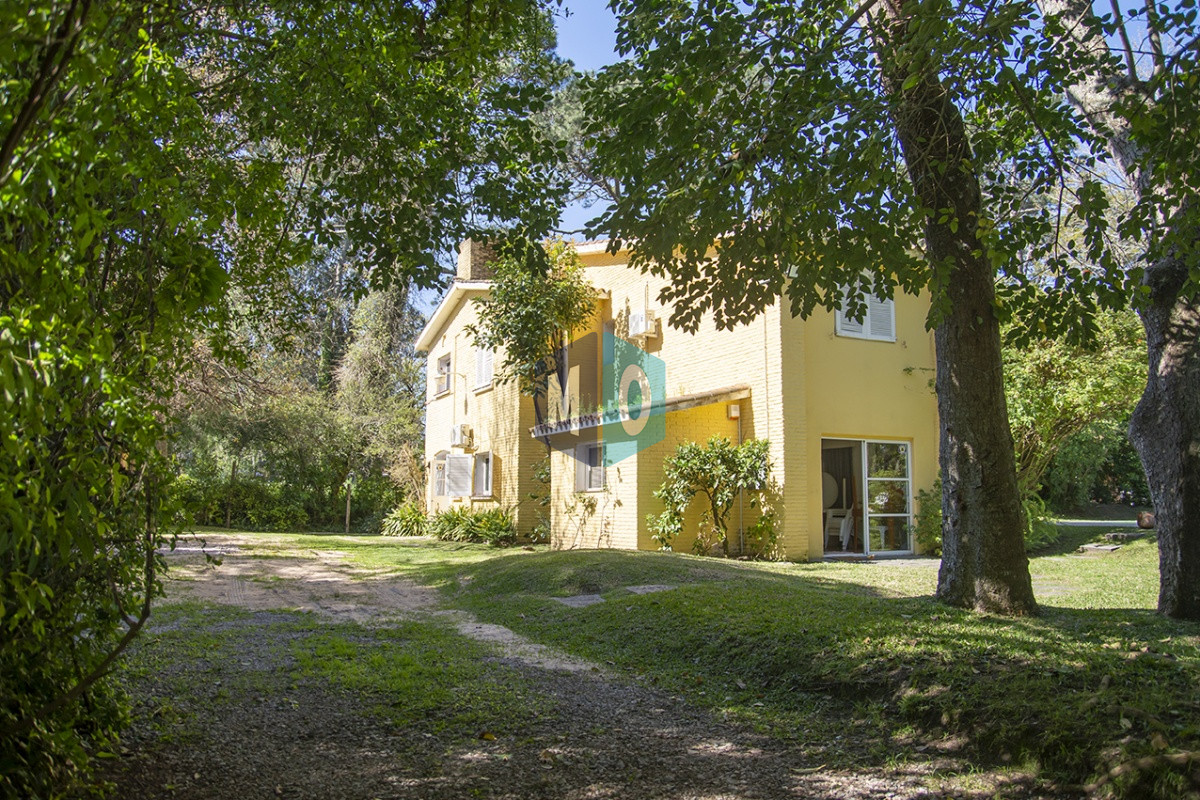 Casa ID.822 - VENDE CASA DE 3 DORMITORIOS EN PLAYA MANSA, CON AMPLIO TERRENO EN PUNTA DEL ESTE