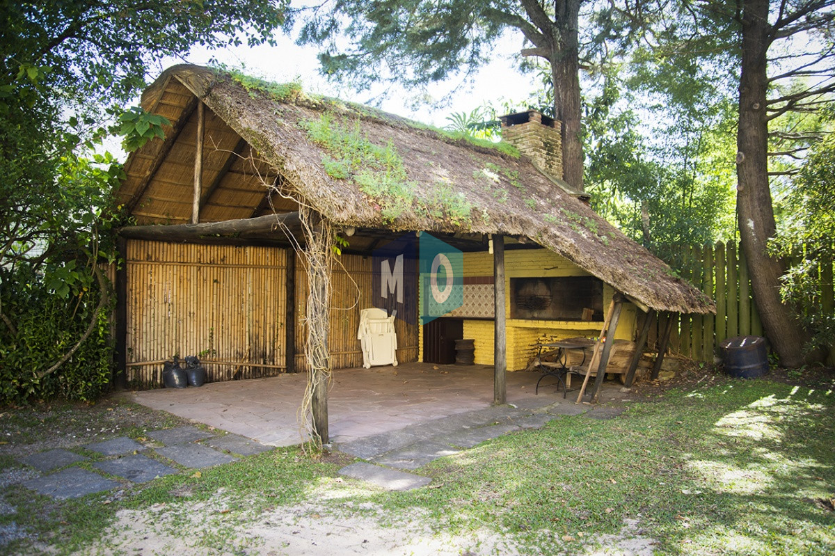 Casa ID.822 - VENDE CASA DE 3 DORMITORIOS EN PLAYA MANSA, CON AMPLIO TERRENO EN PUNTA DEL ESTE
