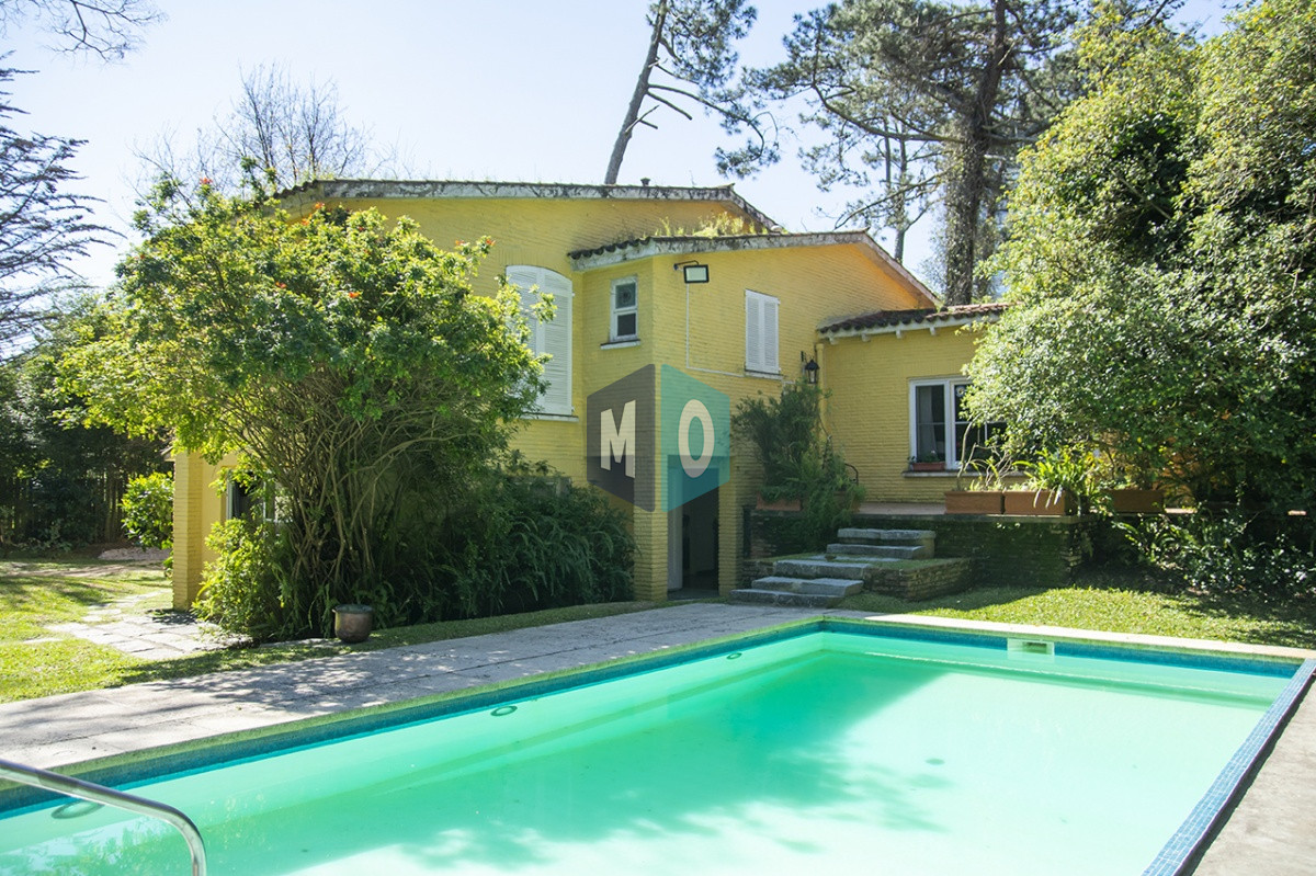 Casa ID.822 - VENDE CASA DE 3 DORMITORIOS EN PLAYA MANSA, CON AMPLIO TERRENO EN PUNTA DEL ESTE
