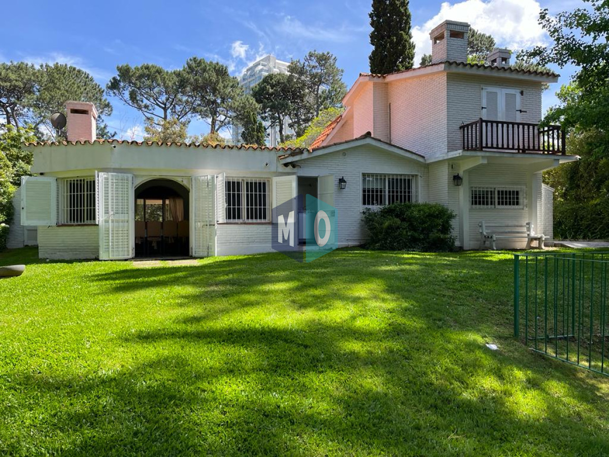 Casa ID.824 - Gran casa estilo tradicional de 4 dormitorios en venta en Playa Mansa