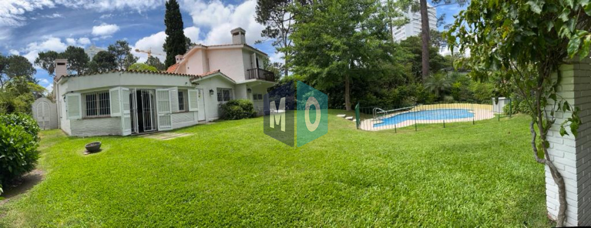 Casa ID.824 - Gran casa estilo tradicional de 4 dormitorios en venta en Playa Mansa