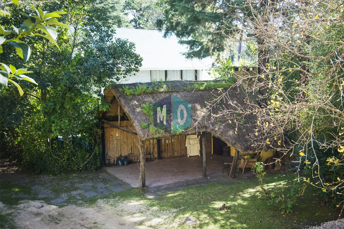 Casa ID.822 - VENDE CASA DE 3 DORMITORIOS EN PLAYA MANSA, CON AMPLIO TERRENO EN PUNTA DEL ESTE