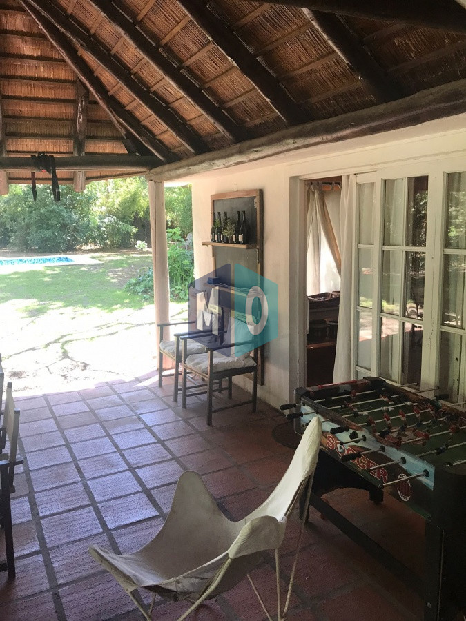 Casa ID.1166 - Chalet de 4 dormitorios, piscina y parrillero en venta, Zona tranquila. Punta del Este.