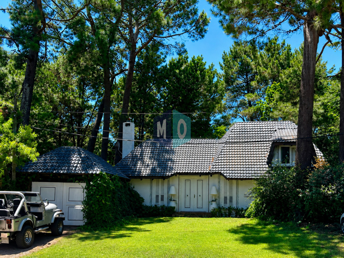 Casa ID.1166 - Chalet de 4 dormitorios, piscina y parrillero en venta, Zona tranquila. Punta del Este.