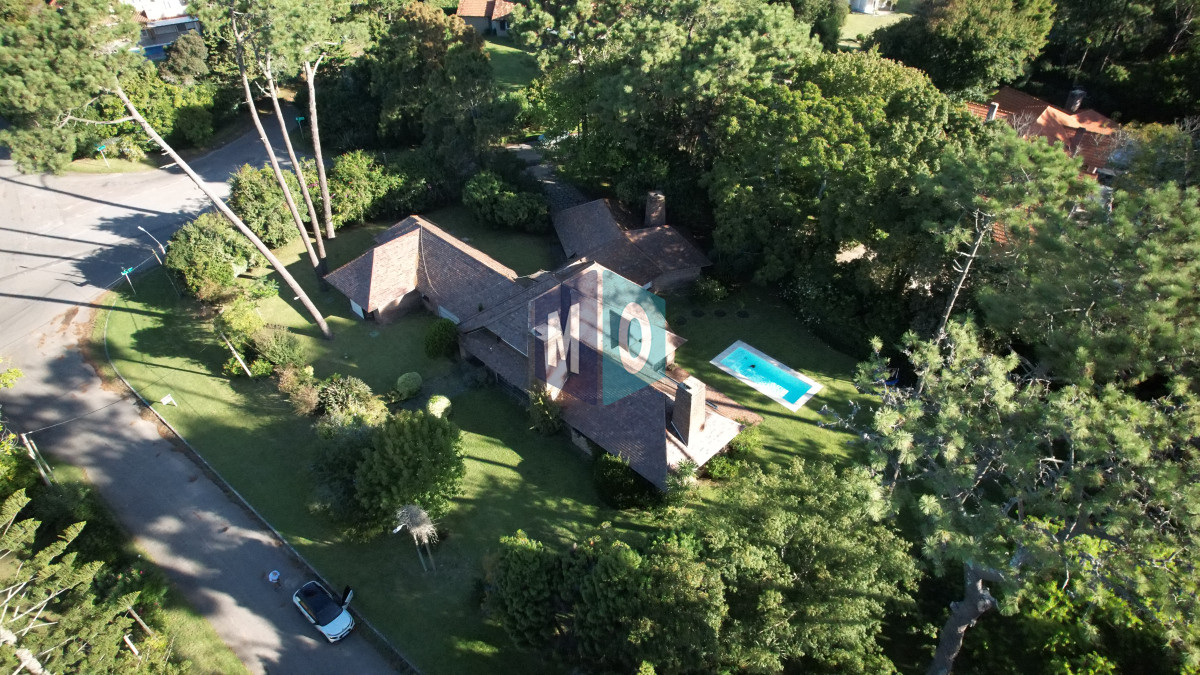 Casa ID.947 - Hermosa mansión en Golf de 6 dormitorios , Punta del Este