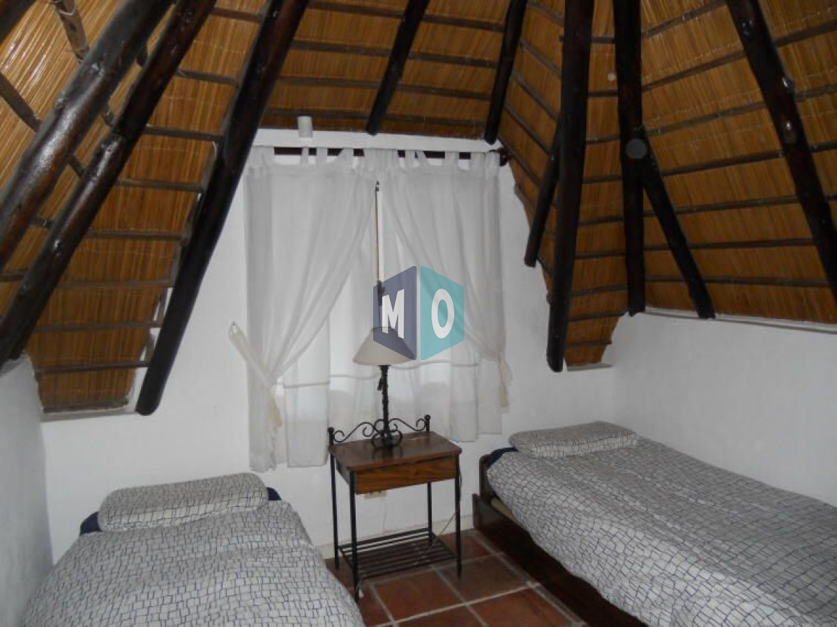 Casa ID.1166 - Chalet de 4 dormitorios, piscina y parrillero en venta, Zona tranquila. Punta del Este.