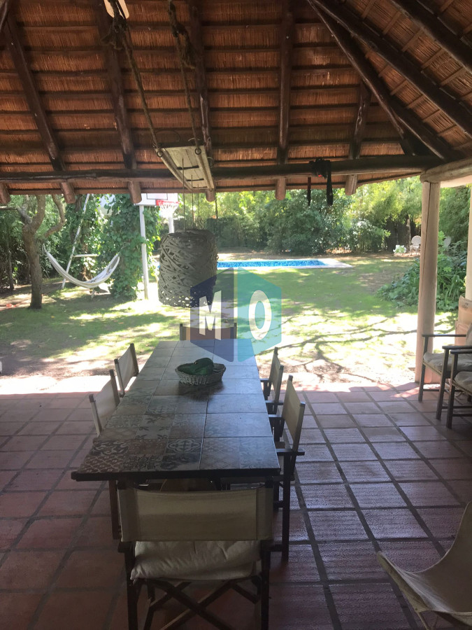 Casa ID.1166 - Chalet de 4 dormitorios, piscina y parrillero en venta, Zona tranquila. Punta del Este.