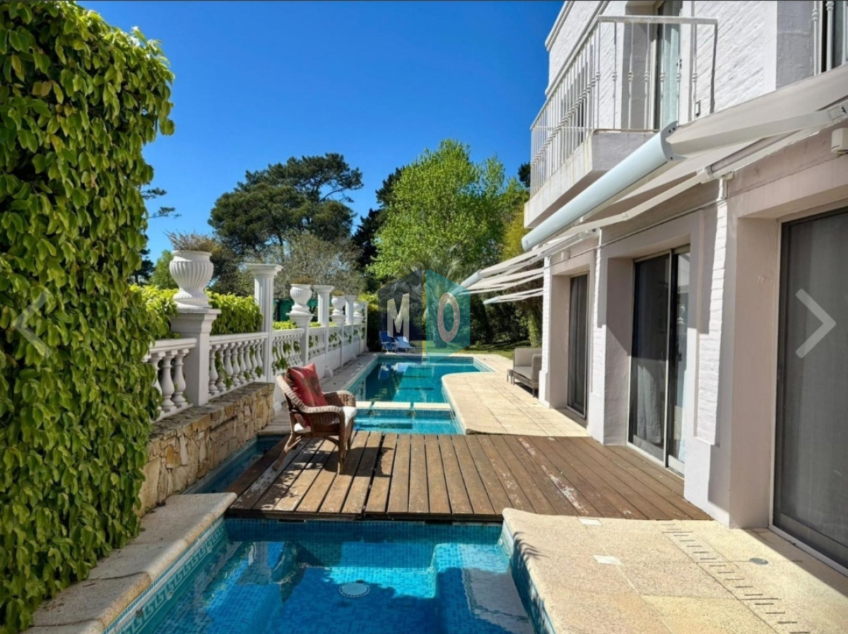 Casa ID.1162 - Vende casa de 4 dormitorios en Golf, Punta del Este con piscina