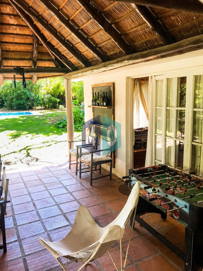 Casa ID.1166 - Chalet de 4 dormitorios, piscina y parrillero en venta, Zona tranquila. Punta del Este.